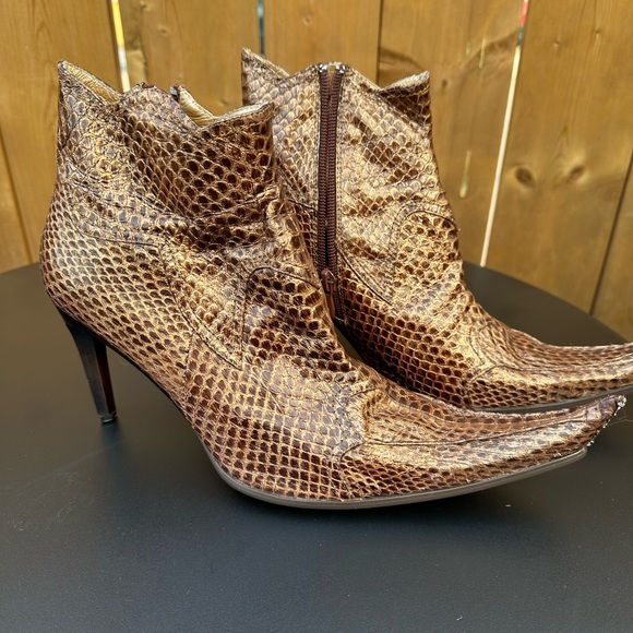 Vero Cuoio Funky pointy toed ankle boots. - Picture 1 of 6